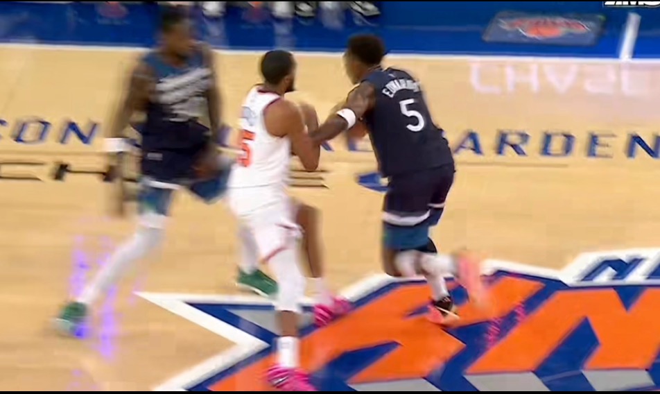 布里奇斯挤过掩护时疑似受伤，下场休息还捂着手臂