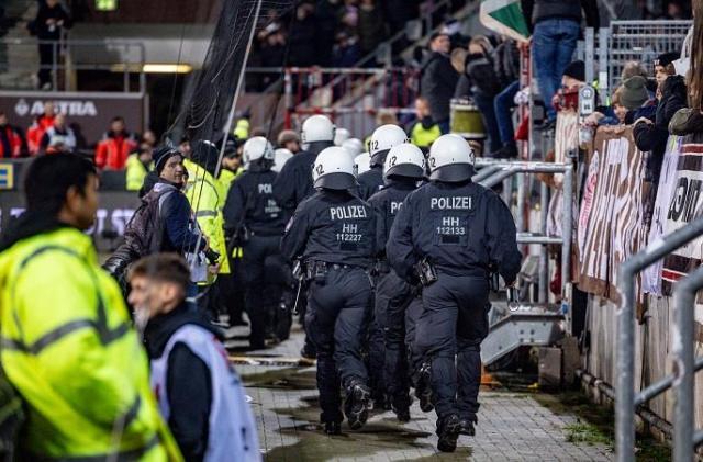 死忠打伤50警察+主裁十字韧带断裂，法鹰比赛有毒？