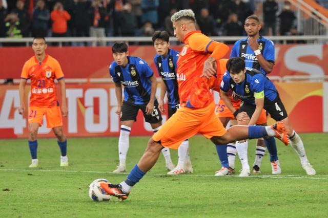 九游体育-【亚冠】李源一克雷桑进球对手乌龙 泰山3比1仁川