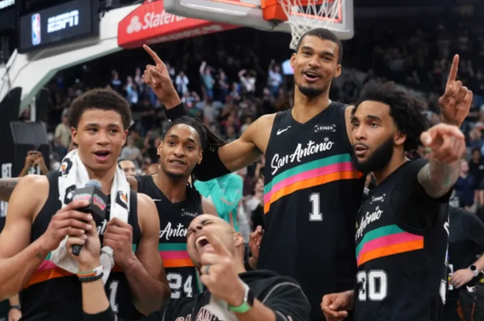 九游-22+10+10，4号秀超级崛起，说他是保罗接班人，可能并非开玩笑|马刺|克里斯·保罗|卡斯尔|哈珀|圣安东尼奥马刺队_新浪体育_新浪新闻