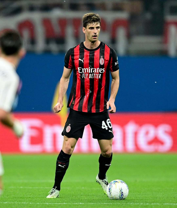 加比亚发文支持米兰，配文Forza Milan Sempre|AC米兰_新浪体育_新浪新闻